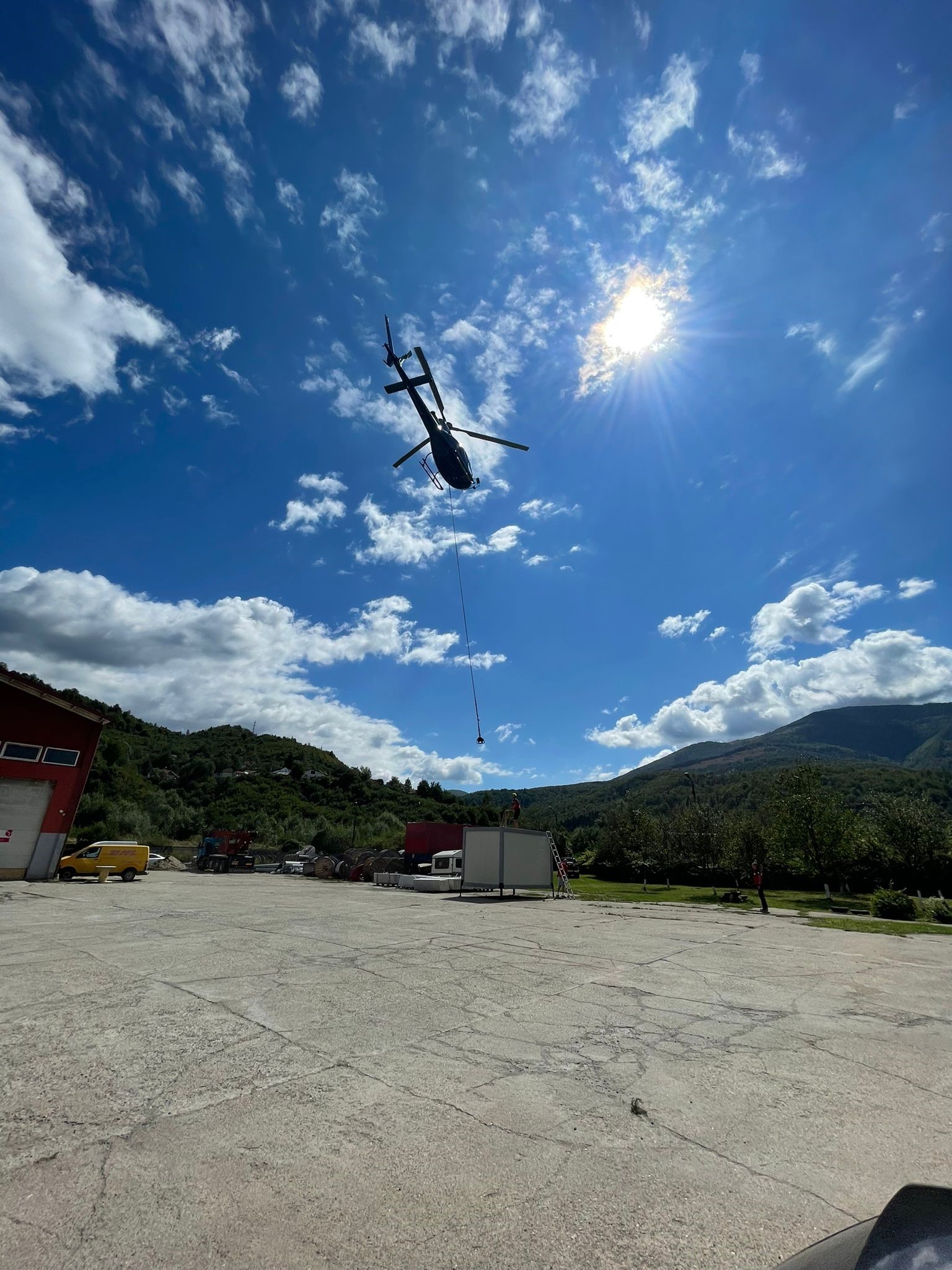 Refugiu Montan Dus Cu Elicopterul N Masivul Par Ng La Aproape