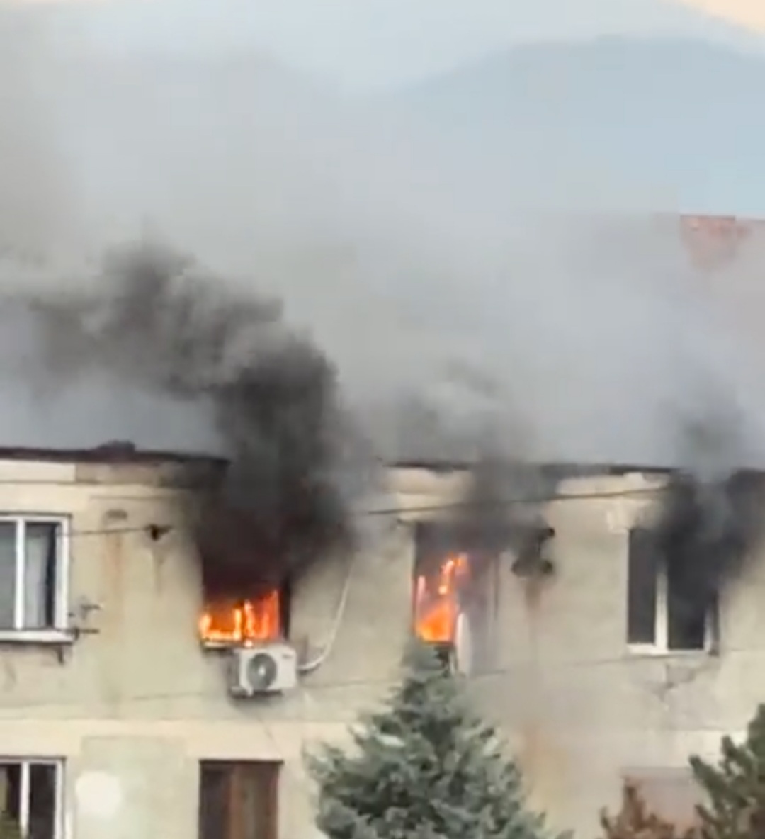 Incendiu Puternic Ntr Un Apartament Situat La Etajul Al Patrulea Al