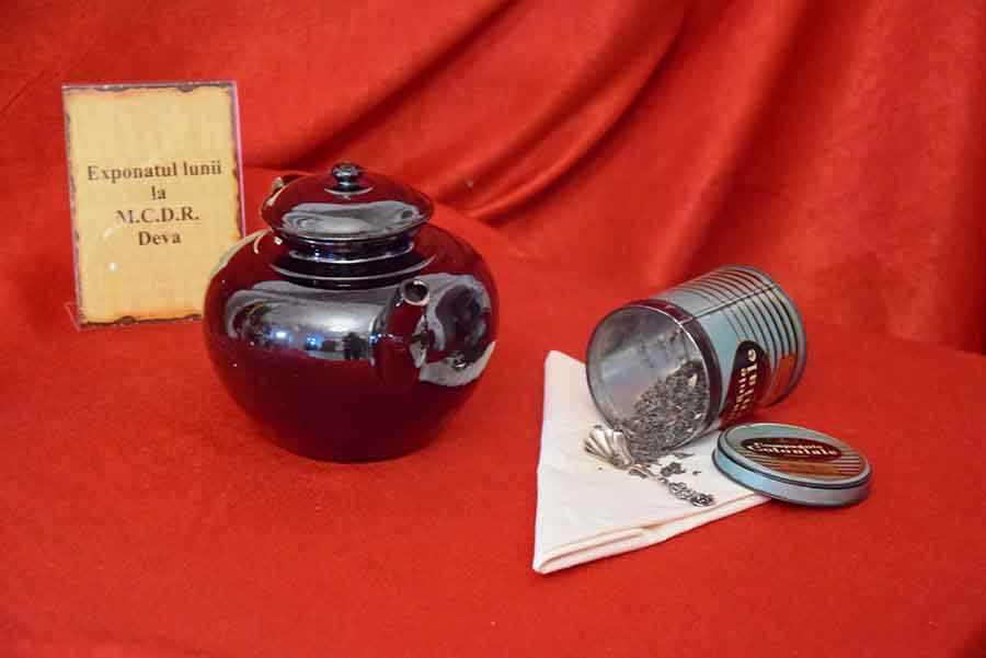 Exponatul lunii la MCDR Deva: un ceainic realizat în cadrul manufacturii de faianță fină de la Batiz