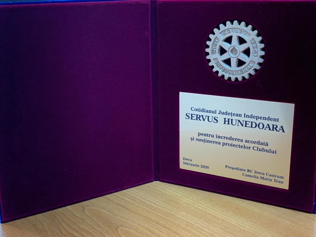 Plachetă acordată, de Rotary Club Deva Castrum, cotidianului „Servus Hunedoara”