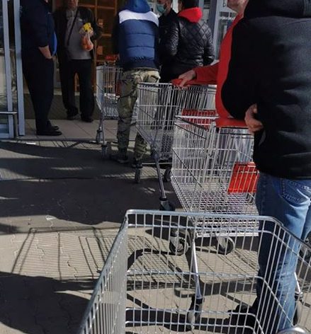 Deva: Supermarketurile au început să restricționeze accesul clienților în interior pentru a evita aglomerația