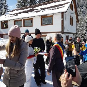 Căsătorie, într-un loc inedit. Doi tineri au ales să-și unească destinele la baza pârtiei de la Râușor