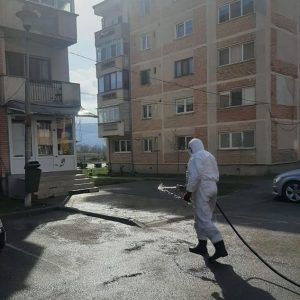 Igienizarea continuă la Haţeg. Scările blocurilor şi trotuarele din oraş, dezinfectate
