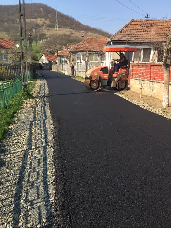 Mai multe drumuri din comuna Hărău, asfaltate. În paralel, se lucrează și la racordarea individuală la rețeaua de canalizare