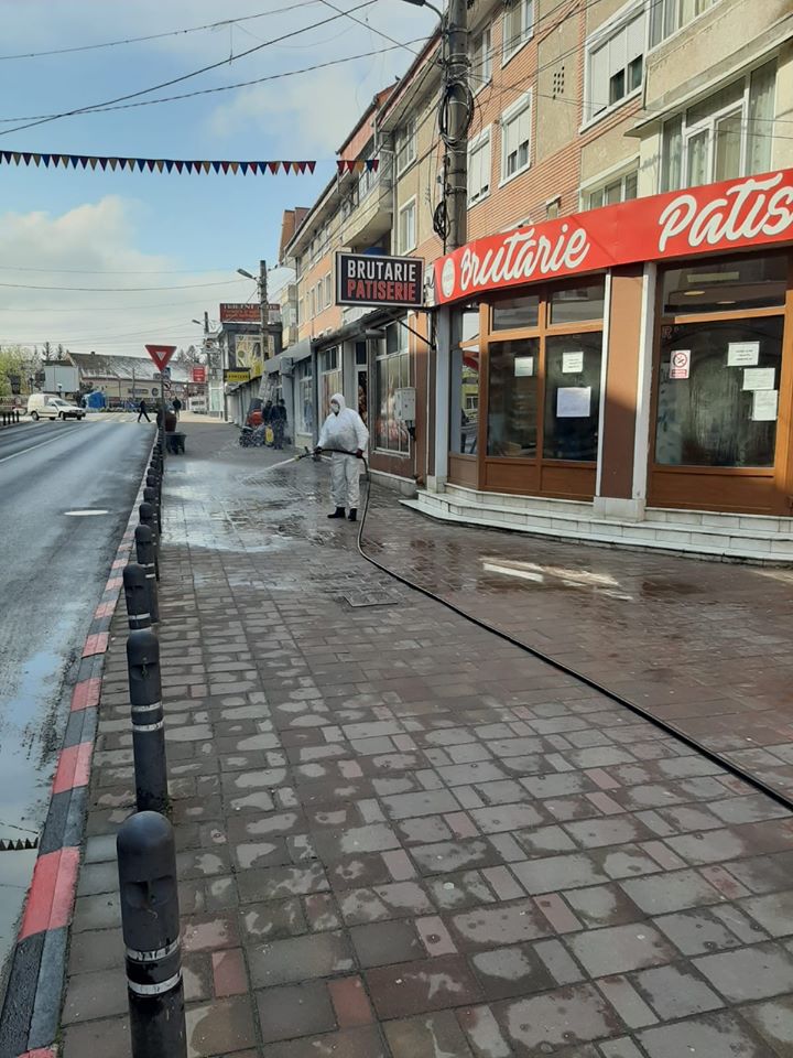 Igienizarea continuă la Haţeg. Scările blocurilor şi trotuarele din oraş, dezinfectate