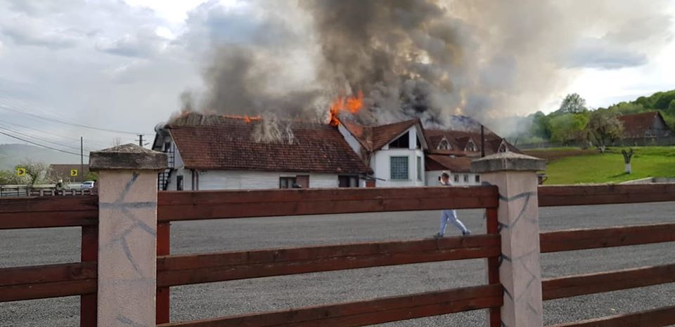 FOTO: Incendiu la Luncoiu de Jos, într-un fost motel în care se aflau 18 butelii