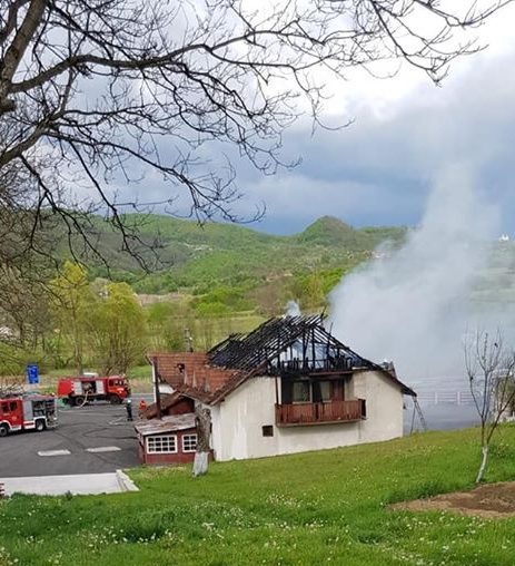 FOTO: Incendiu la Luncoiu de Jos, într-un fost motel în care se aflau 18 butelii