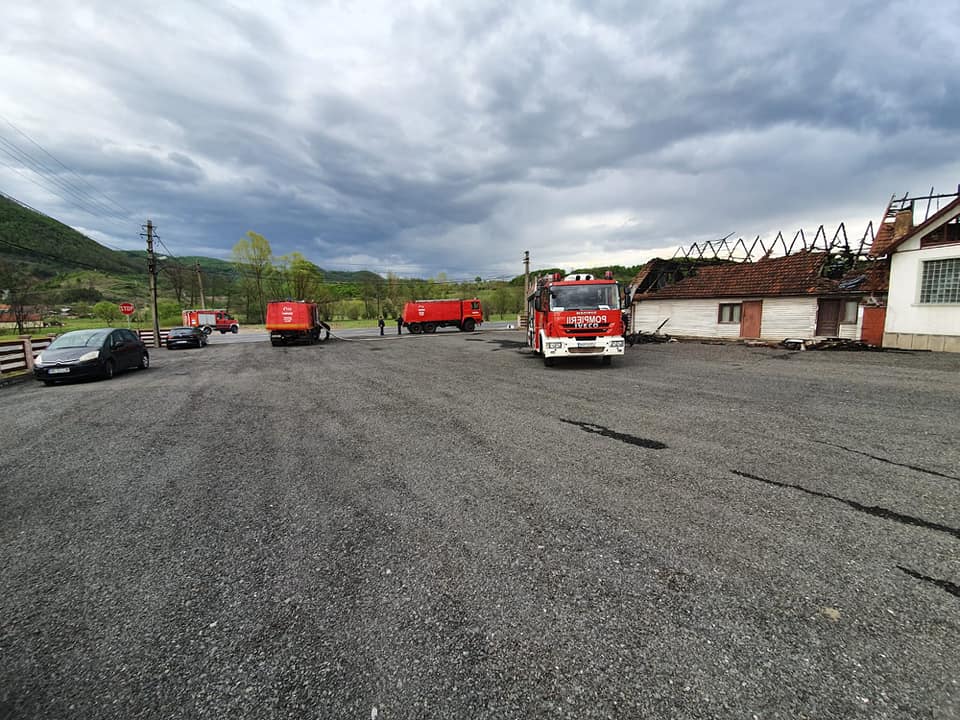 FOTO: Incendiu la Luncoiu de Jos, într-un fost motel în care se aflau 18 butelii