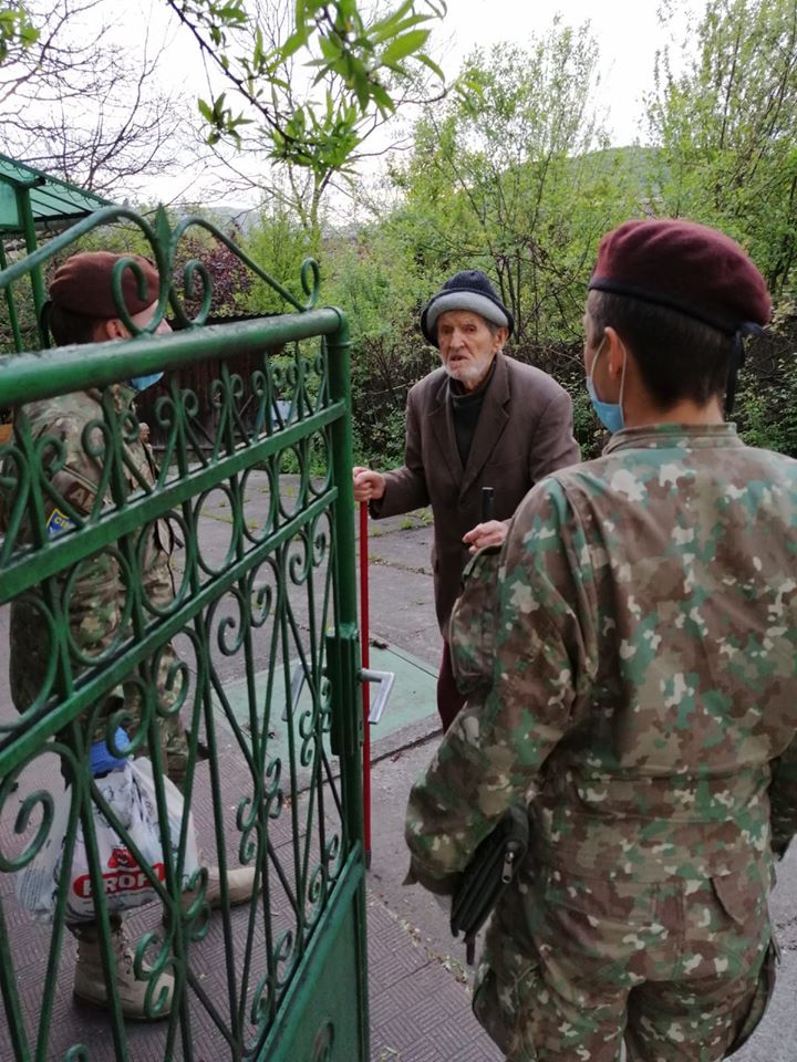 Militarii au împărţit pachete cu alimente veteranilor de război din judeţ