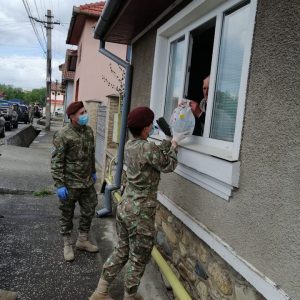 Militarii au împărţit pachete cu alimente veteranilor de război din judeţ