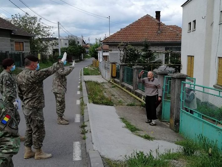 Militarii au împărţit pachete cu alimente veteranilor de război din judeţ