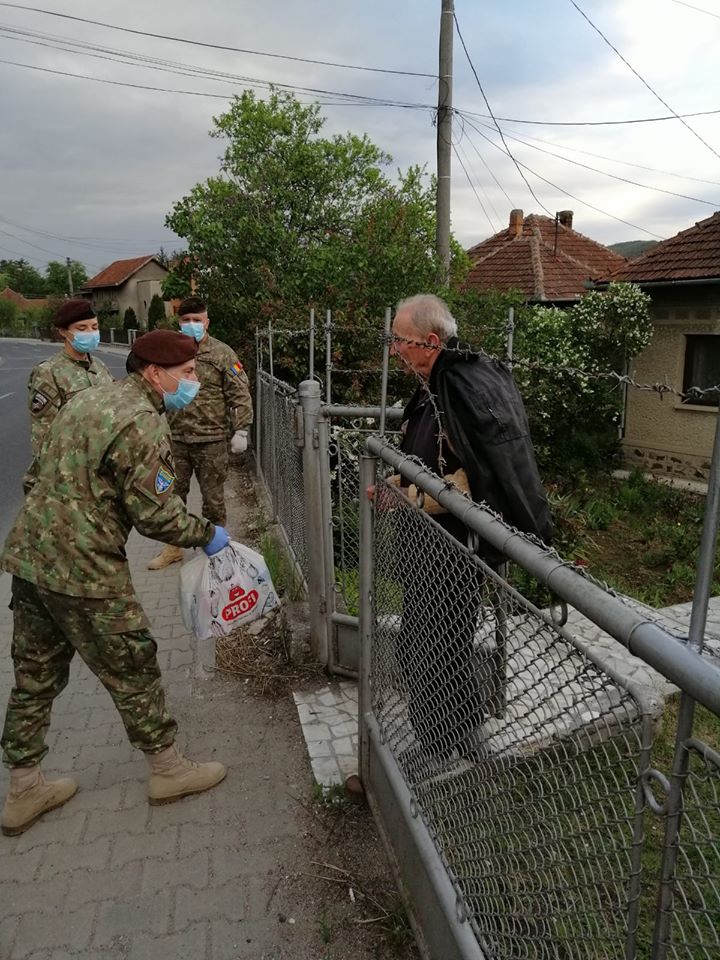 Militarii au împărţit pachete cu alimente veteranilor de război din judeţ