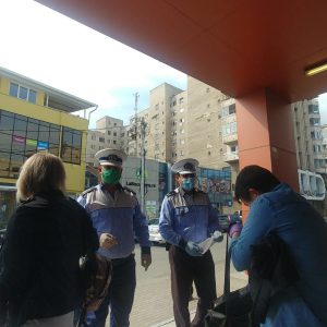 FOTO: Deva, împânzită de poliţie. Acţiuni cu efective mărite, în tot judeţul. Se verifică legalitatea deplasării în spaţiul public a cetăţenilor