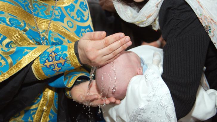 Reacţia unui preot hunedorean în urma tragediei de la Suceava, unde un bebeluş a murit după botez
