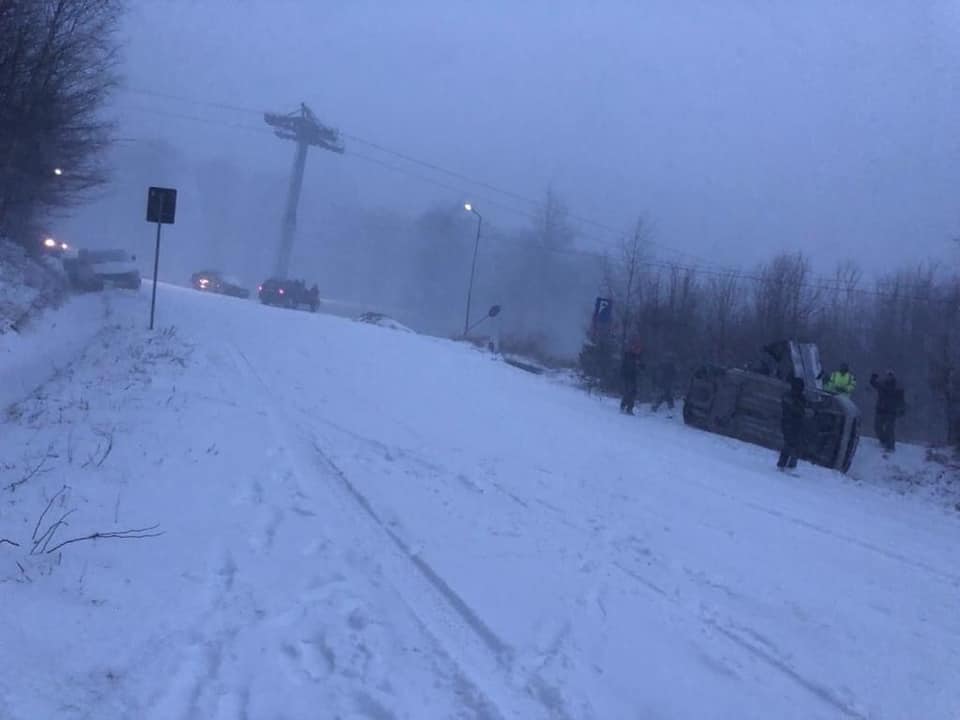 Mașină răsturnată din cauza zăpezii și a poleiului, pe drumul din stațiunea montană Straja