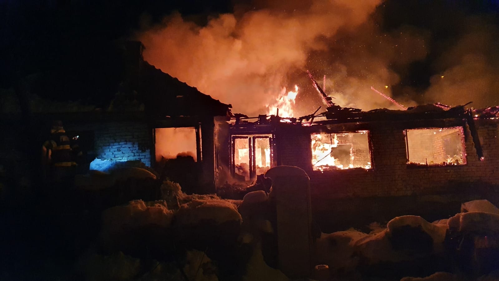 Incendiu puternic, noaptea trecută, la Petroşani. O casă a fost cuprinsă de flăcări