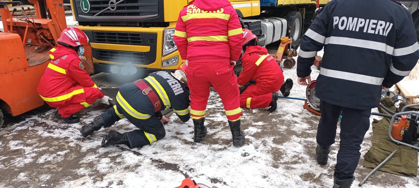 Bărbat prins sub cabina unui camion, salvat de pompierii din Orăștie. Transferat cu un elicopter SMURD la Timișoara