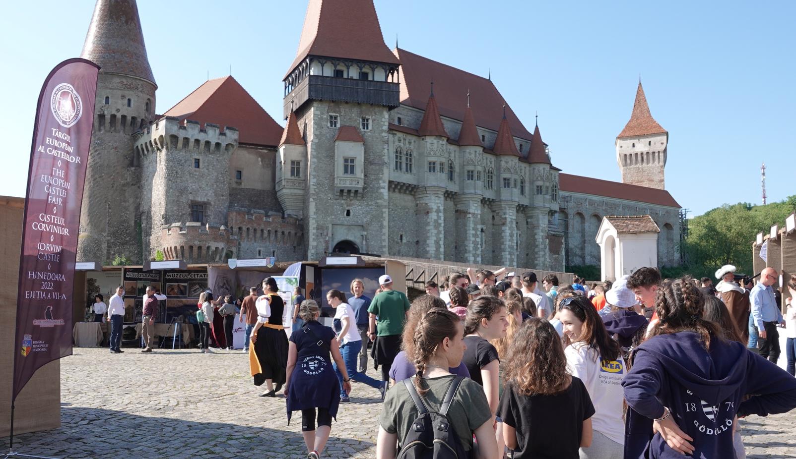 A început „Târgul European al Castelelor”. Obiective importante din România își prezintă oferta turistică, într-o atmosferă medievală, la Hunedoara