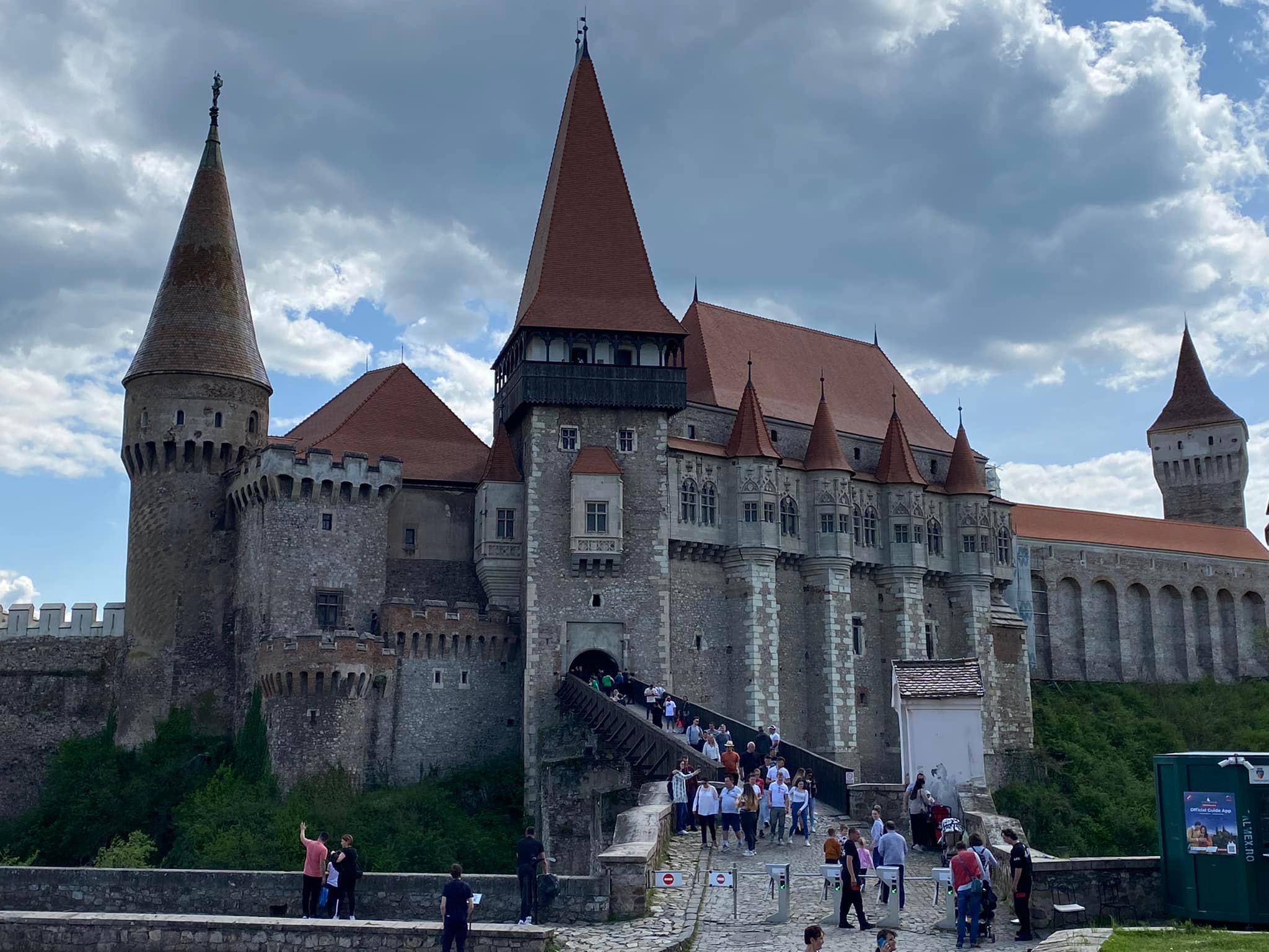 Castelul Corvinilor, în top 10 cele mai bune locuri de vizitat în România, pe Google Street View