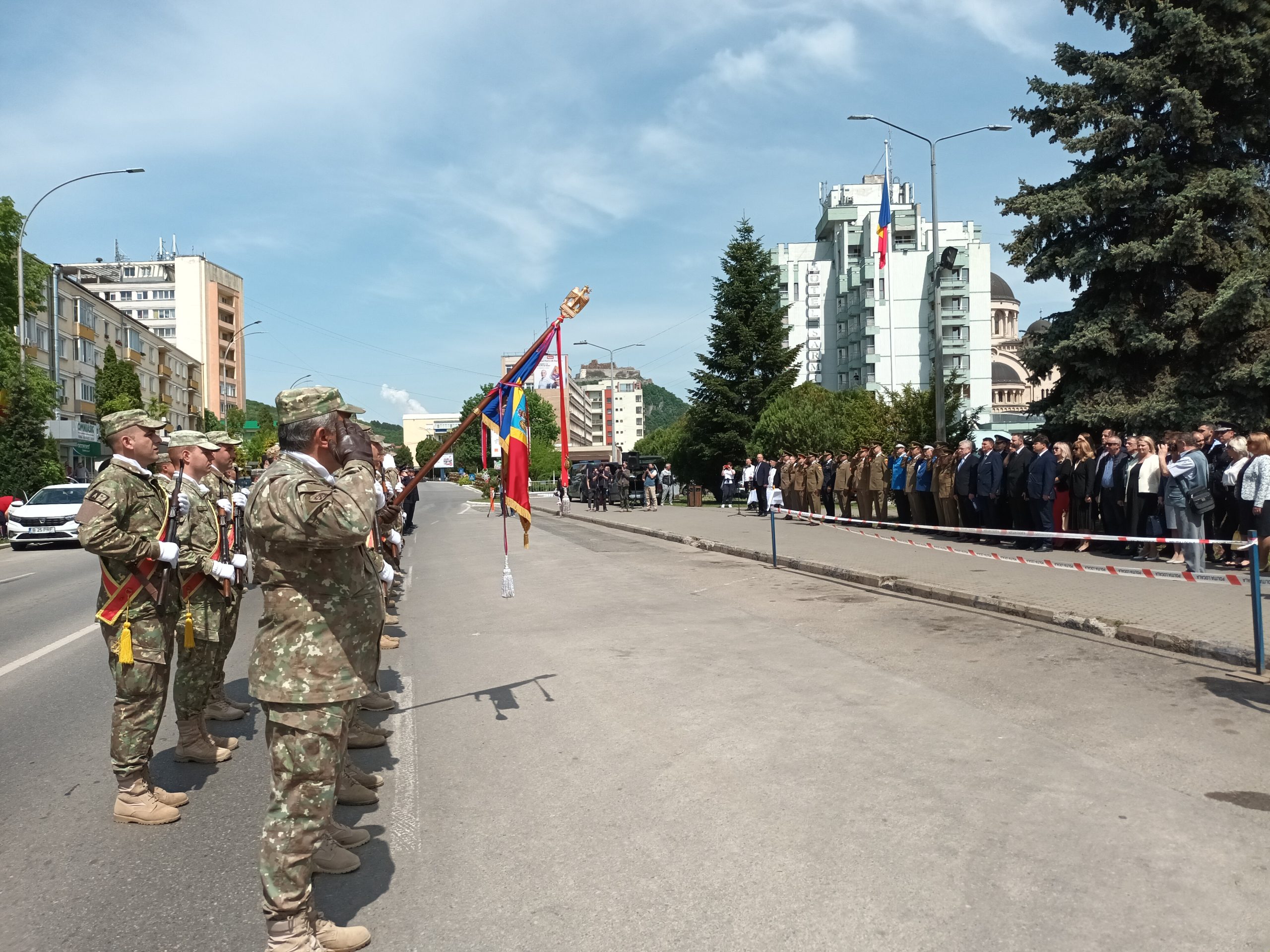 VIDEO| 9 Mai, celebrată printr-un ceremonial în Piața Tricolorului din Deva. Alocuțiuni privind semnificațiile zilei și defilarea Gărzii de Onoare