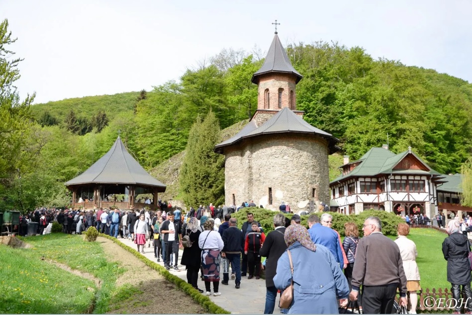 Mănăstirea Prislop și-a sărbătorit istoric. Numeroși credincioși, prezenți la slujba religioasă de un sobor patru ierarhi - Servuspress
