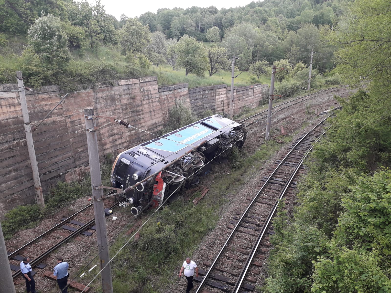 Locomotivă deraiată între Bănița si Merișor. Mecanicul este rănit, iar traficul feroviar blocat