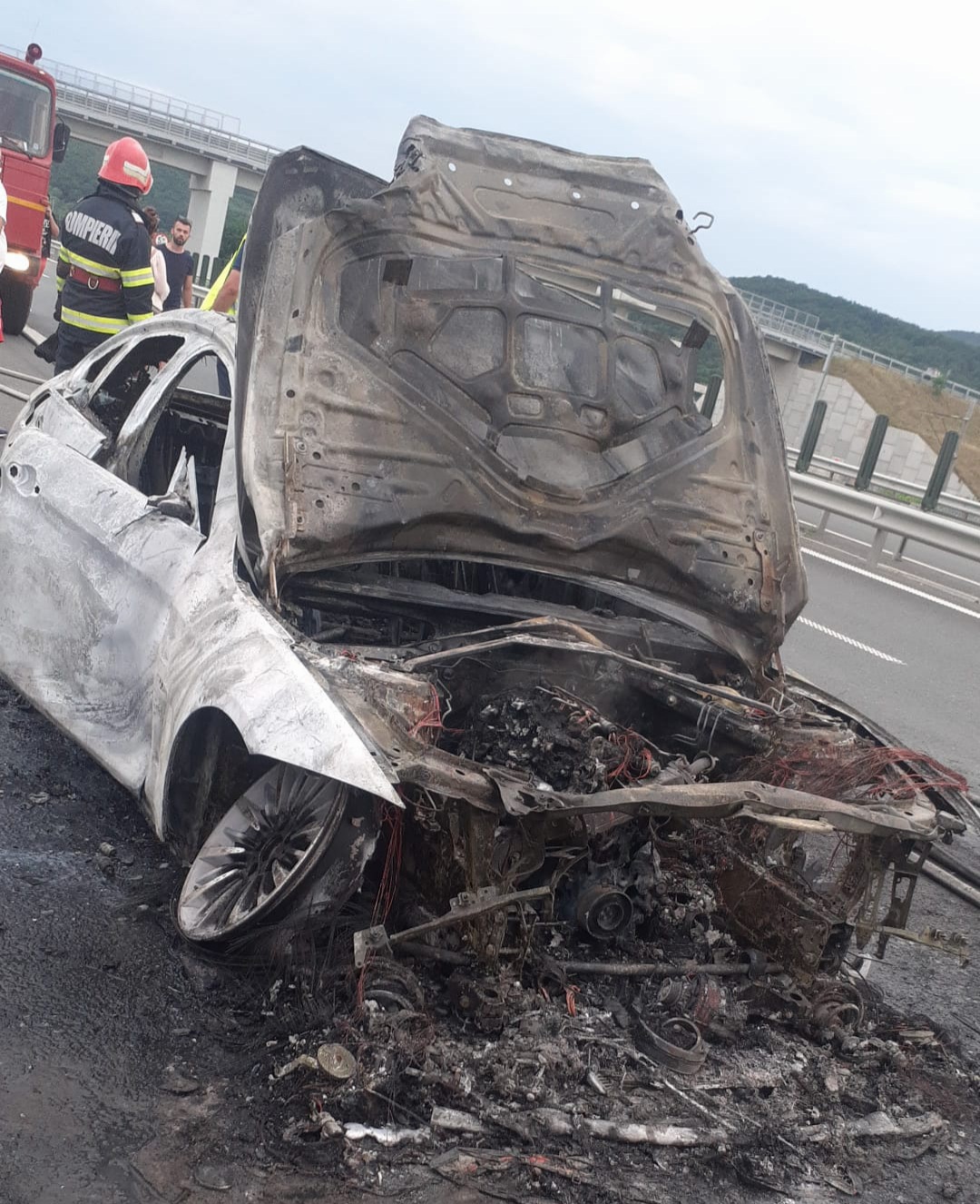 O mașină a luat foc pe autostrada A1 Deva – Sibiu. Șoferul și cei doi pasageri au reușit să iasă la timp