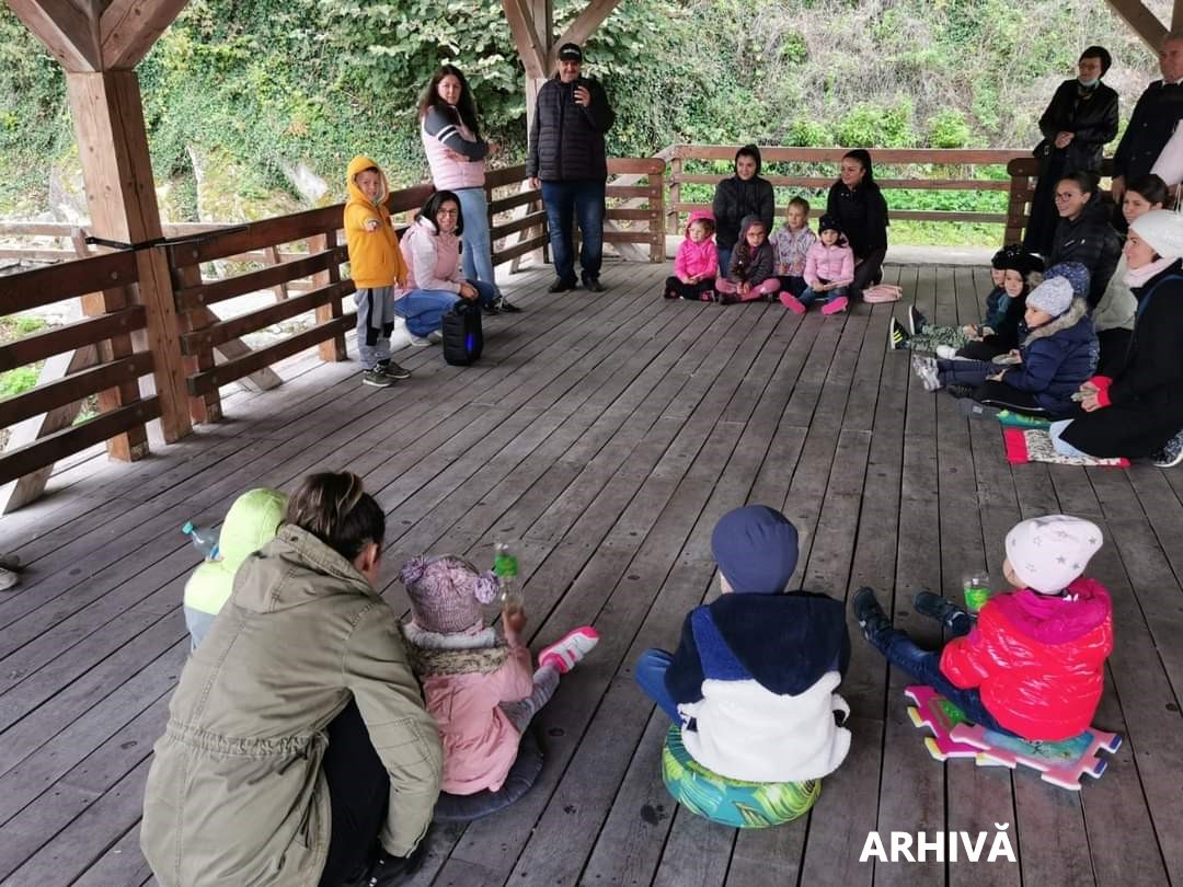 “Magia poveștilor” în Parcul Bejan din Deva. Copii și părinți, invitați să petreacă o seară de poveste