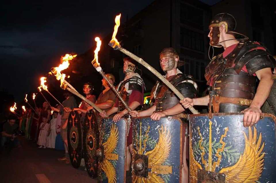 „Dac-Fest”, cel mai renumit festival de reconstituire istorică, deschis conform tradiției, prin parada costumelor antice, la Simeria