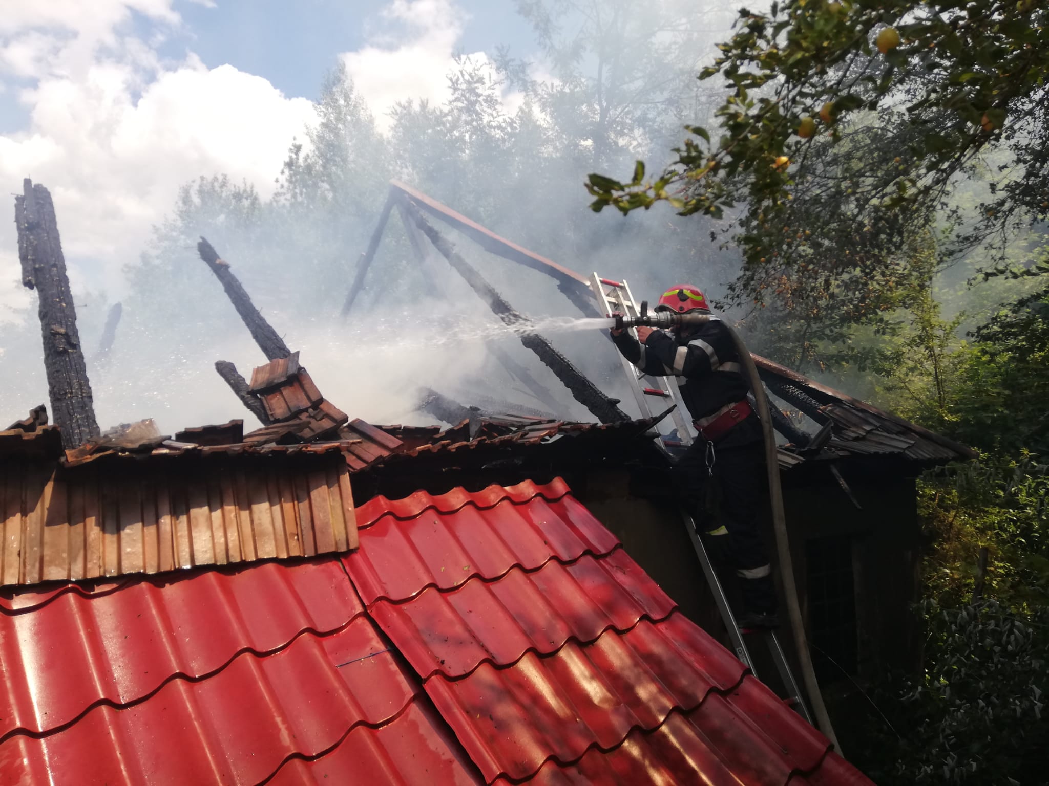 Incendiu la o casă din municipiul Lupeni