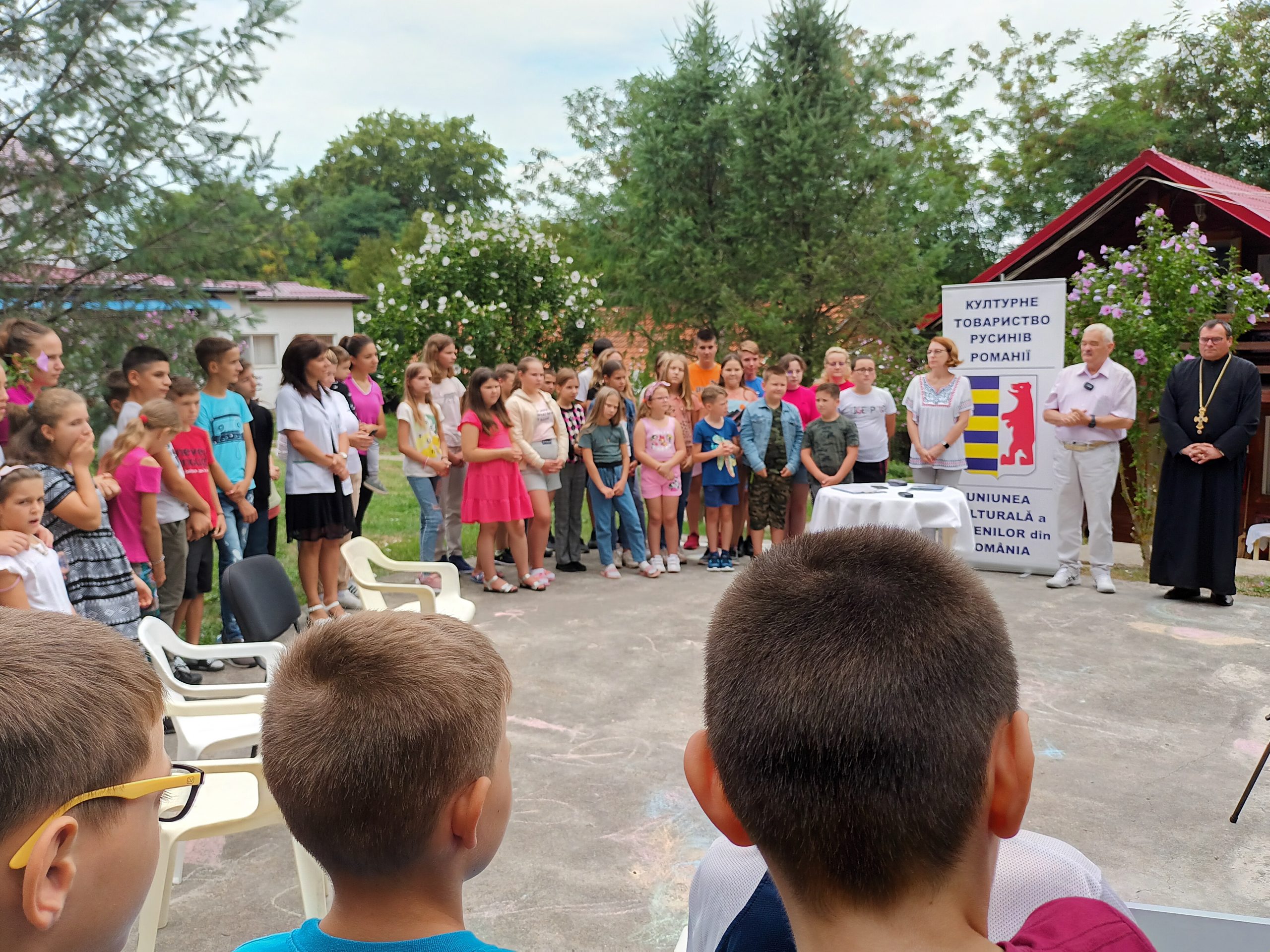 Copii din toate filialele Uniunii Culturale a Rutenilor din România (U.C.R.R.), în tabără la Cabana Căprioara, lângă Deva. Excursii și activități distractive