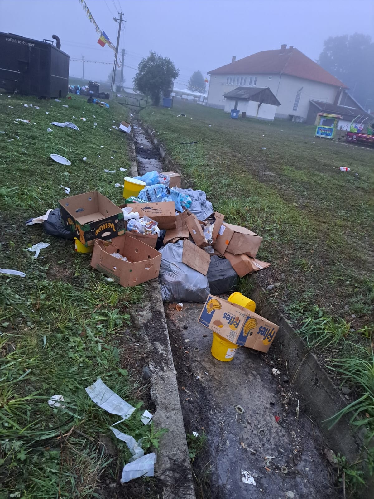 FOTO| Gunoaie lăsate în urmă după Serbările Naționale de la Țebea. Comercianții, atenționați de Primăria comunei Baia de Criș