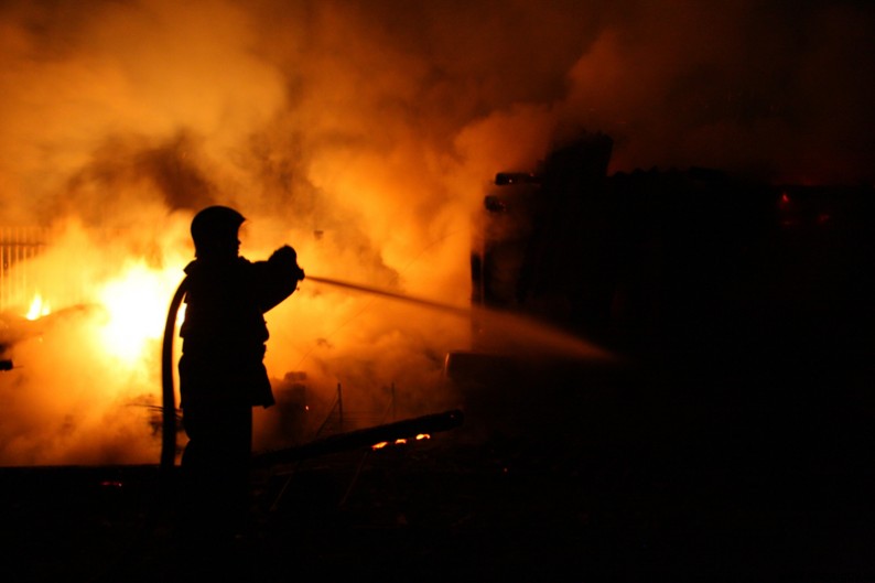 Incendiu, în miez de noapte, în satul Mada. Pompierii au intervenit mai bine de trei ore