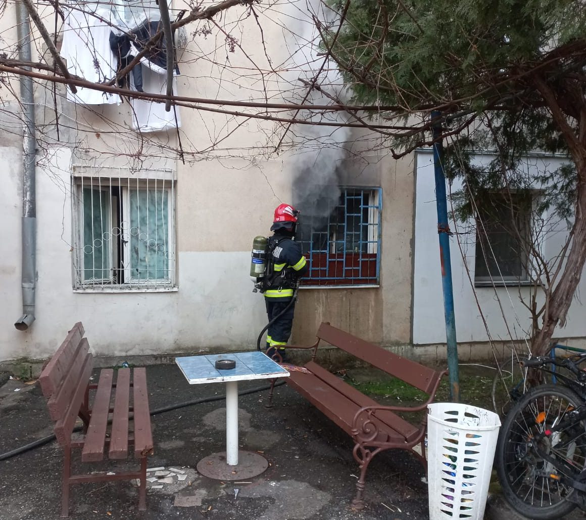 FOTO-VIDEO| Incendiu într-o garsonieră dintr-un bloc din Deva