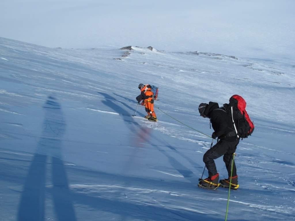 A reușit! Hunedoreanul Adrian Ahrițculesei a cucerit și Vârful Mount Sidley din Antarctica, devenind primul român care încheie Circuitul „7 Summits Vulcanoes”