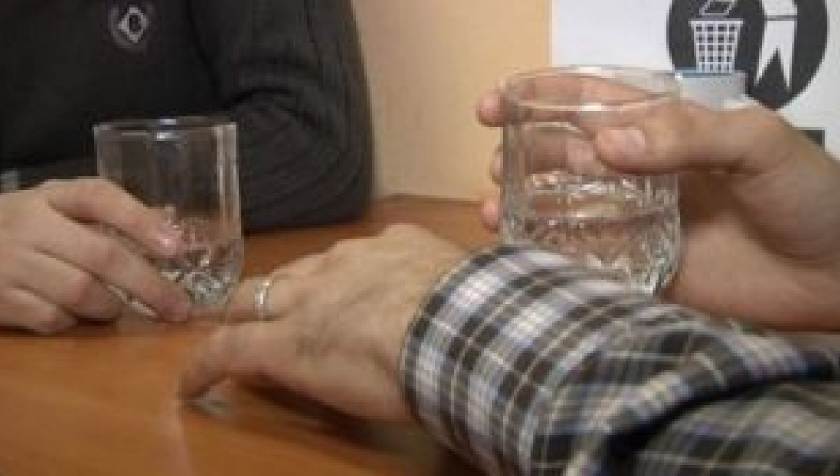 Scandal într-un bar din Petroșani. Femeie, acuzată că ar fi agresat un bărbat