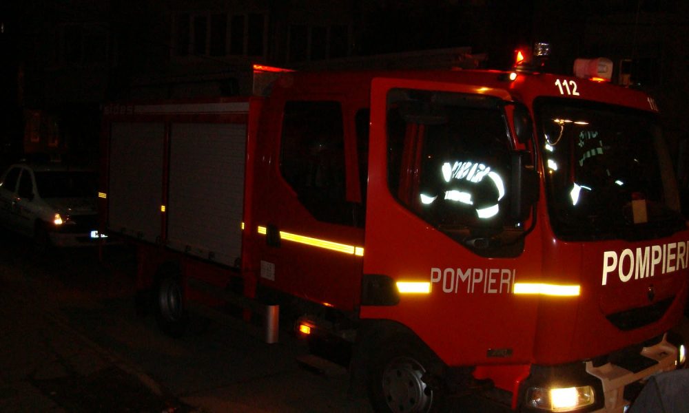 Incendiu într-o casă din Simeria. Două persoane au suferit atacuri de panică