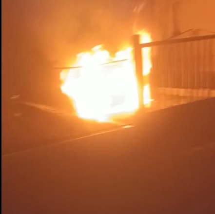 VIDEO| Mașină cuprinsă de flăcări în curtea unei case din Brad
