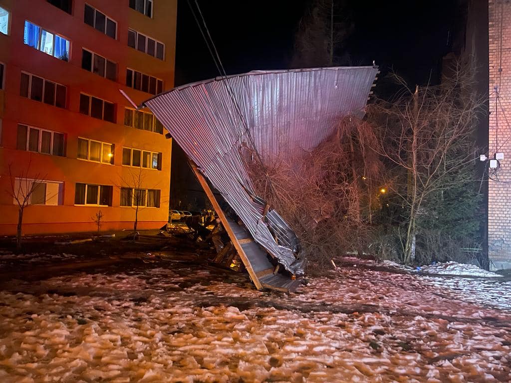 FOTO| Acoperișul unui bloc din Petrila, smuls de vântul puternic. Geamurile unor apartamente, sparte