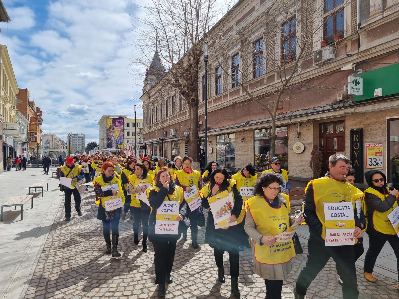 Marș de protest al sindicaliștilor din învățământul hunedorean. Pichet la sediul IȘJ și la Prefectură