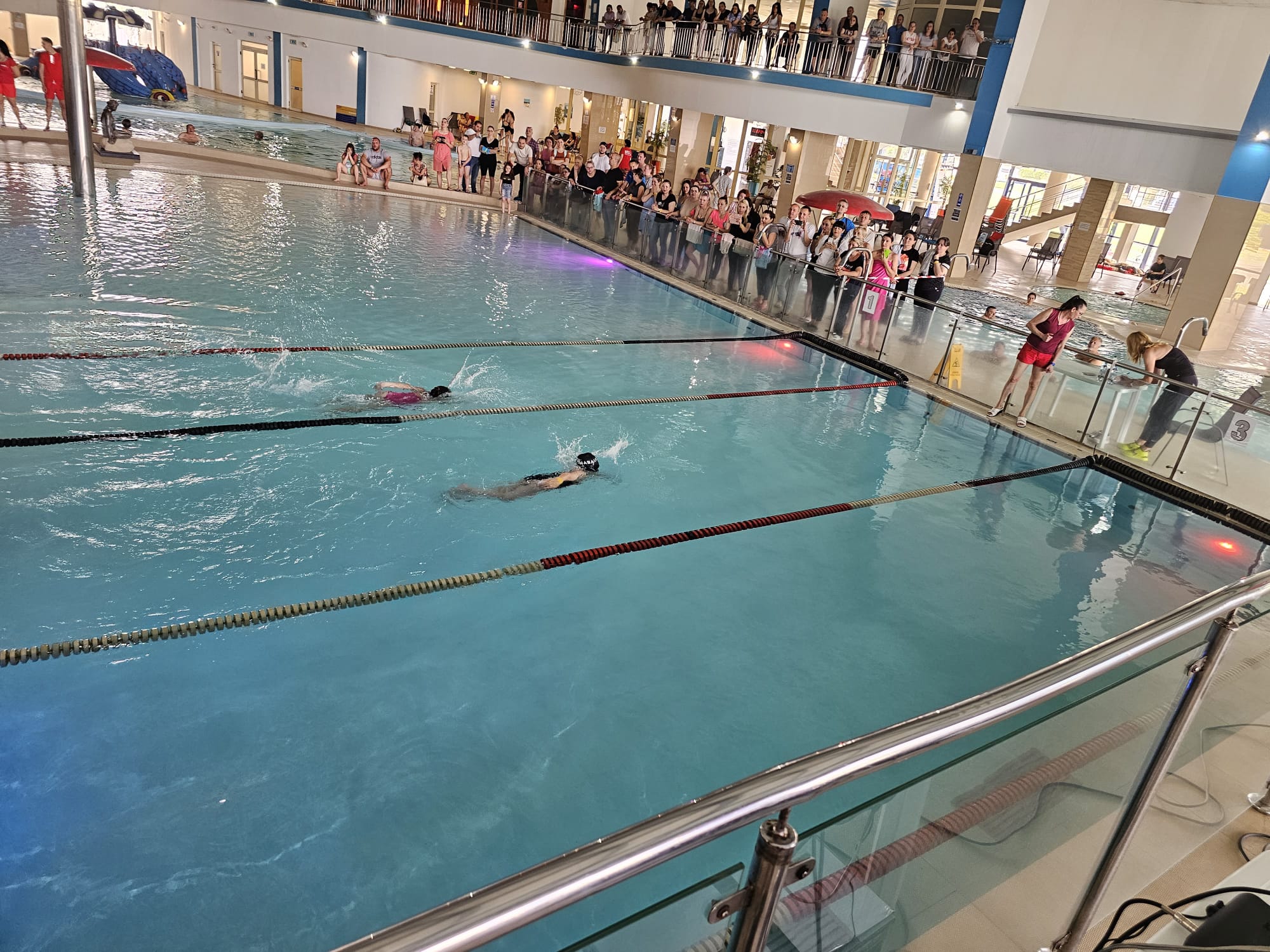 Peste o sută de copii s-au întrecut într-o competiție de înot, la „Aqualand” Deva