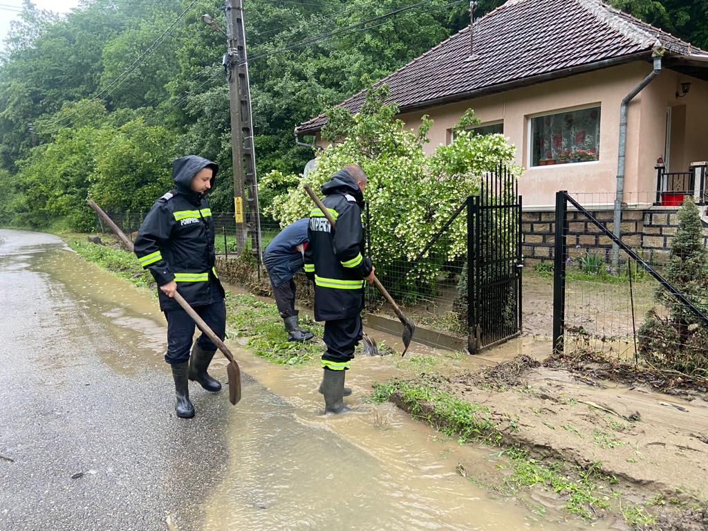 FOTO| Mai multe gospodării au fost inundate, în nordul județului. Au intervenit pompierii