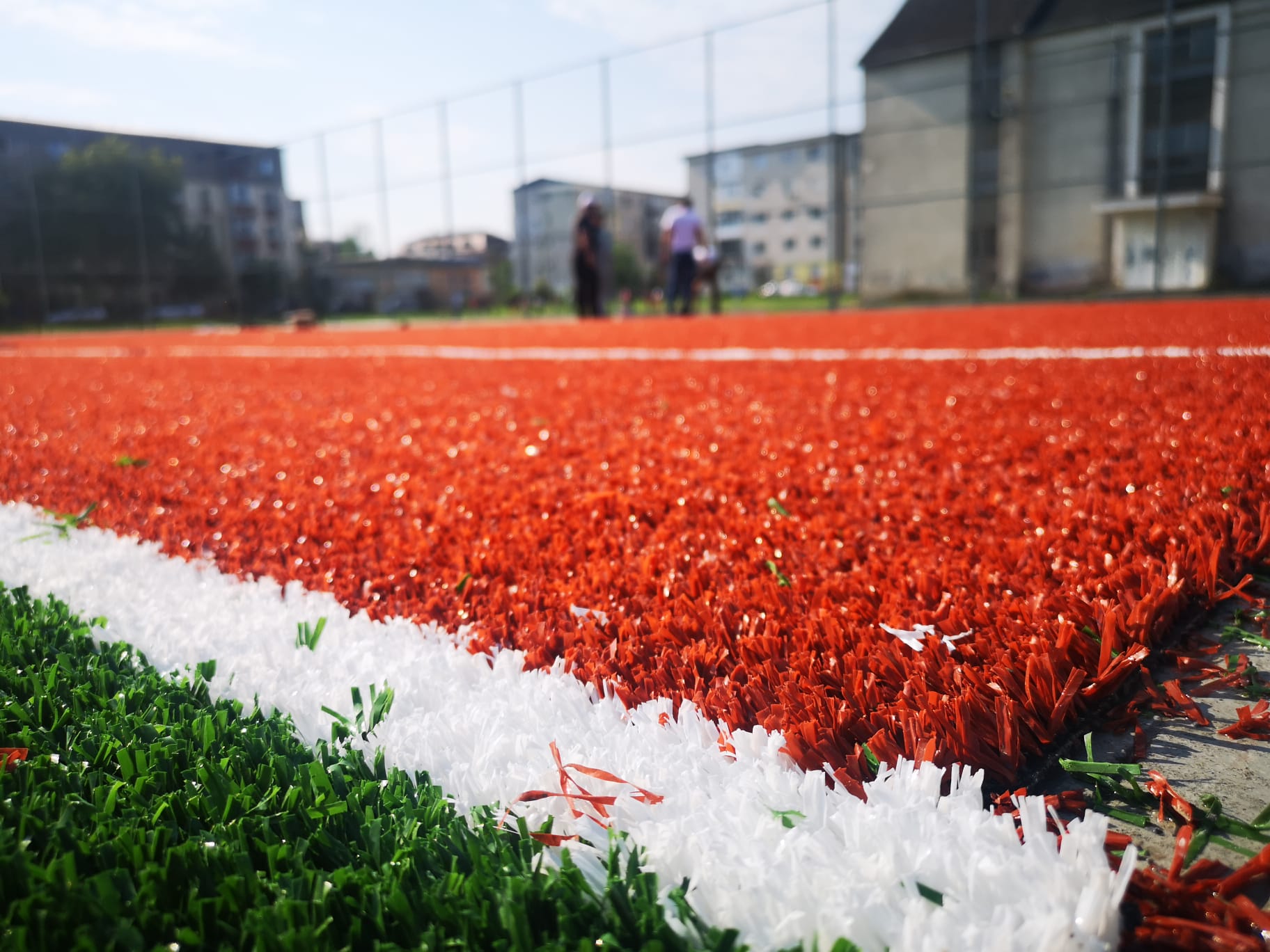Hunedoara: Teren de sport multifuncțional, amenajat la fosta Școală Generală Nr. 11. Urmează un loc de joacă