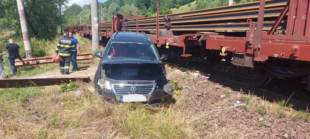 FOTO| Autoturism lovit de tren la o trecere de cale ferată, la Bănița. O femeie, rănită ușor în urma accidentului