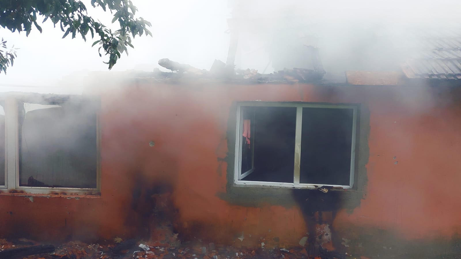 Incendiu la o casă din localitatea Zam, în timp ce proprietarii erau plecați în concediu. Pompierii – anunțați de vecini