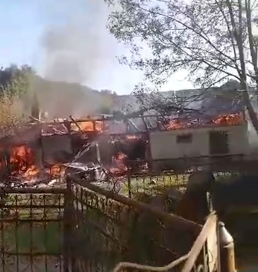 FOTO-VIDEO| Incendiu într-o gospodărie din localitatea Brotuna. Focul, stins după aproape trei ore