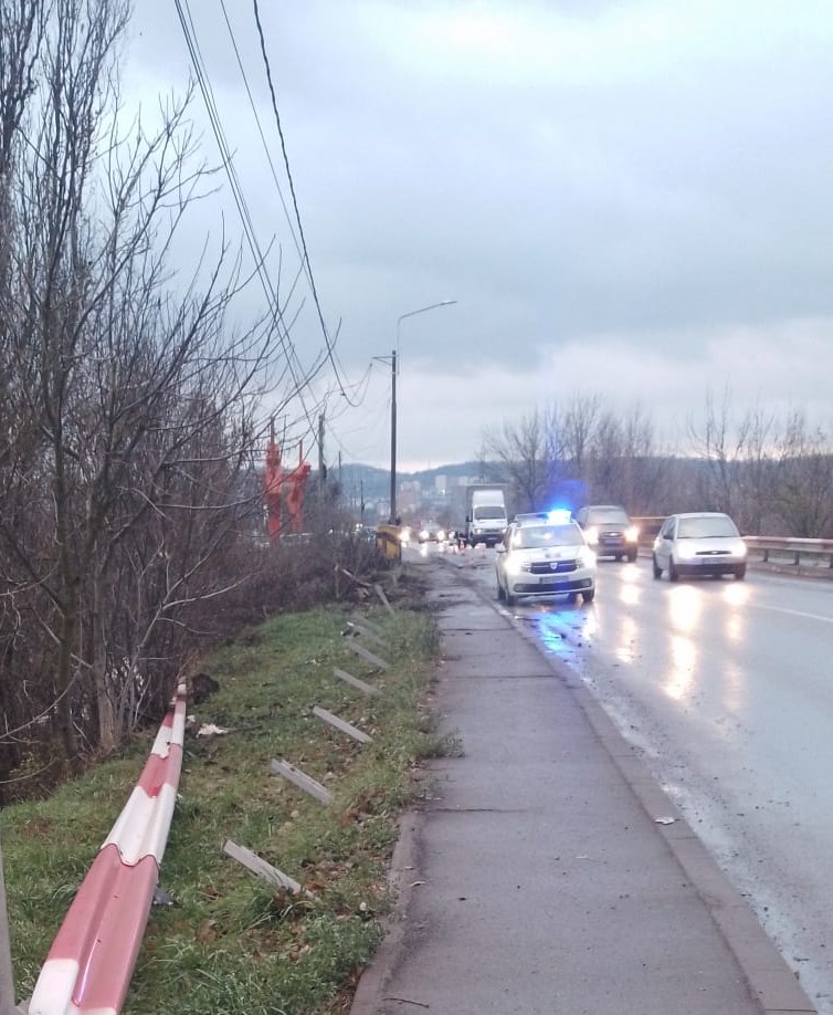 Trafic îngreunat la ieșirea din Hunedoara spre Sântuhalm, în urma unui accident în care a fost implicat un TIR