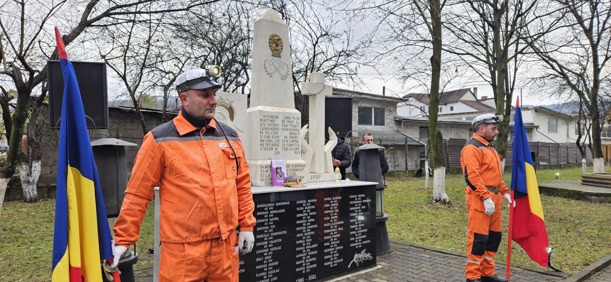 Minerii care și-au pierdut viața în explozia de la Livezeni, comemorați. Ridzi: De prea multe ori această huilă din Valea Jiului a fost stropită cu sânge