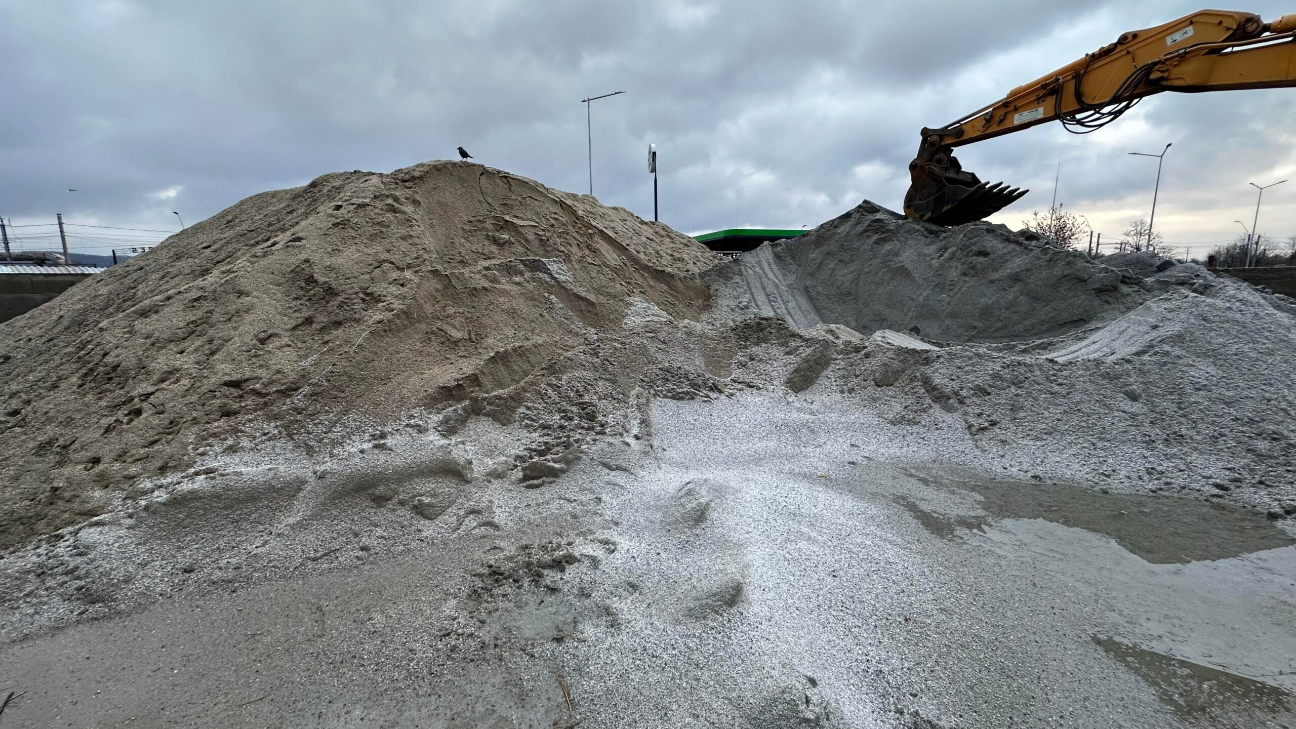 Peste 1.500 de tone de sare și nisip, în stoc pentru deszăpezirea străzilor din Deva