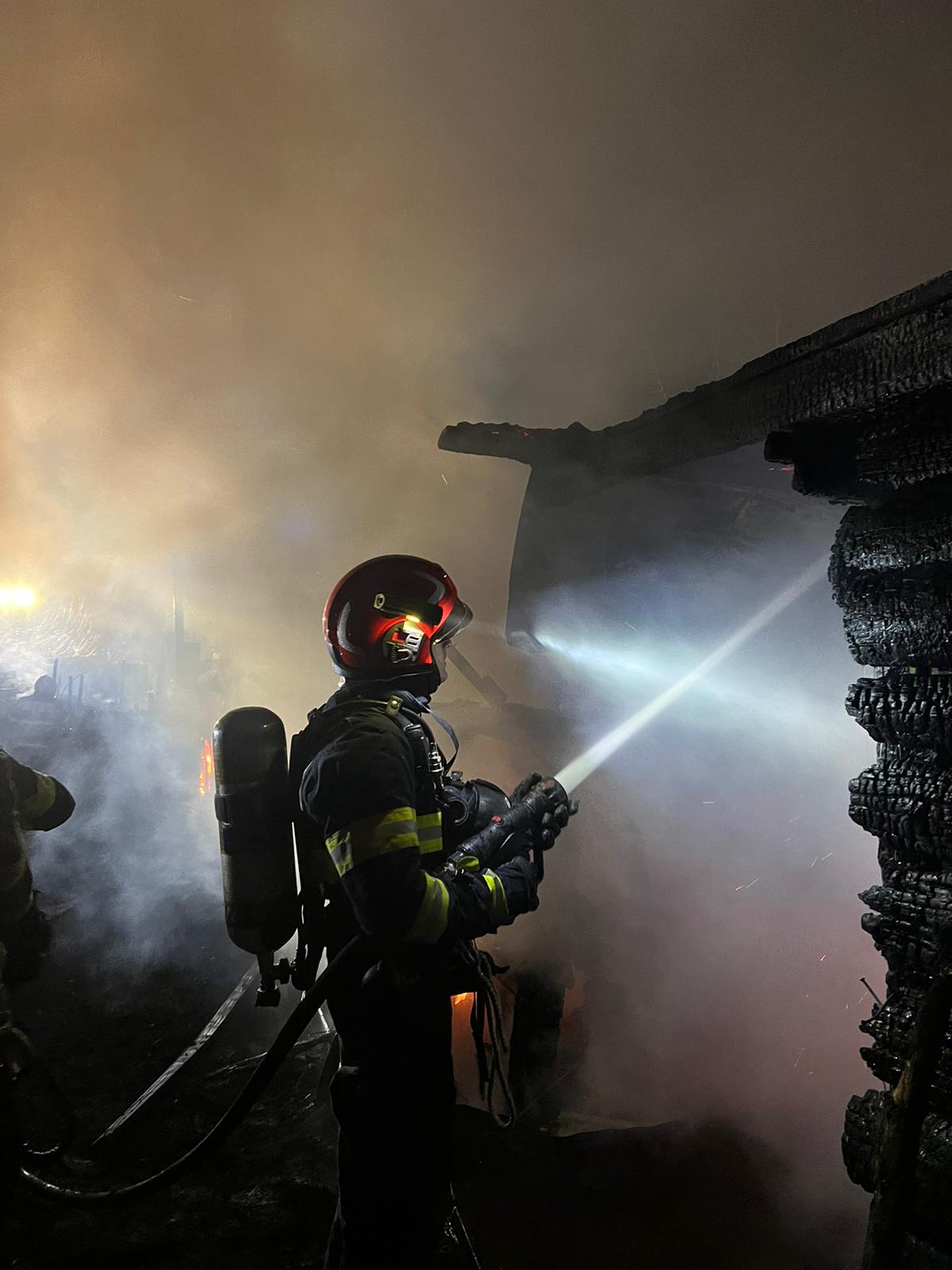Incendiu la o gospodărie din municipiul Petroșani
